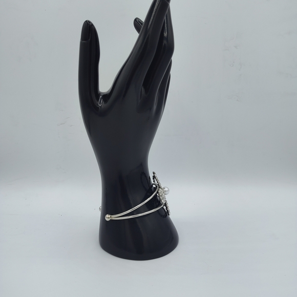 .925 Silver Rhinestone With Faux Pearl Flower Bangle Bracelet❗❗5/$25❗❗ - Picture 3 of 6